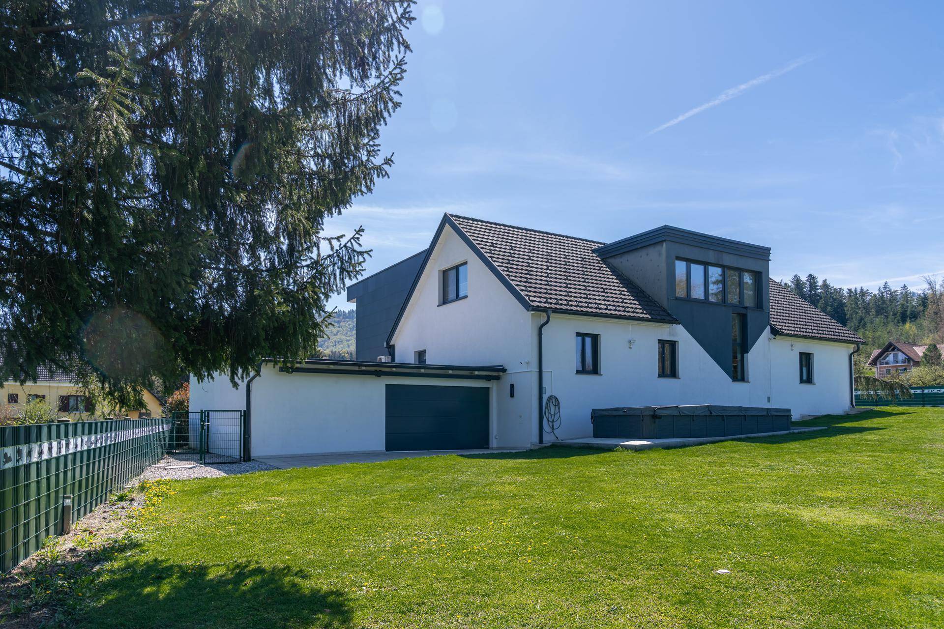 Ein Zuhause, das jeden Tag besonders macht: Modernes Familienhaus in Arnfels, eingebettet in die Hügellandschaft der Südsteiermark mit Blick auf das Schloss und viel Raum zum Leben - Widok 4