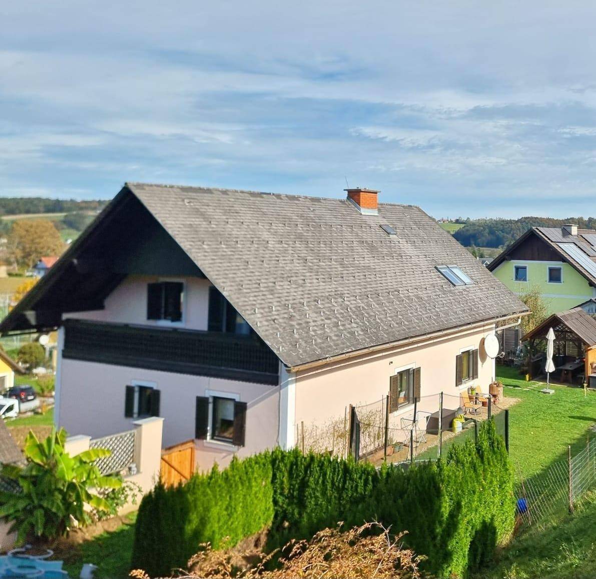 Luftaufnahme des Hauses mit Satteldach, Garten und umliegender ländlicher Landschaft.
