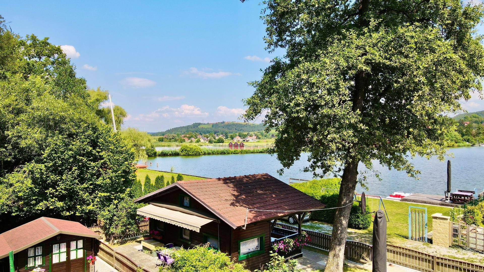 Malerischer Ausblick auf den See und die bewaldeten Hügel von der Unterkunft aus.