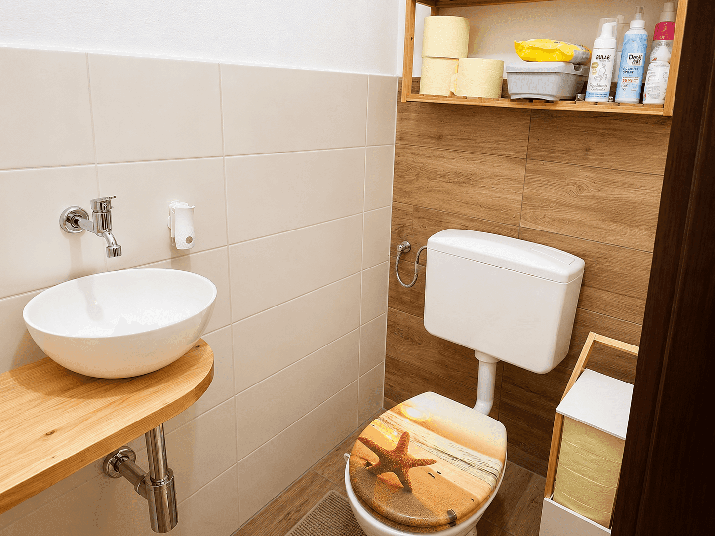 Modernes Gäste-WC mit Wand-WC, Aufsatzwaschbecken und Holzregalen.