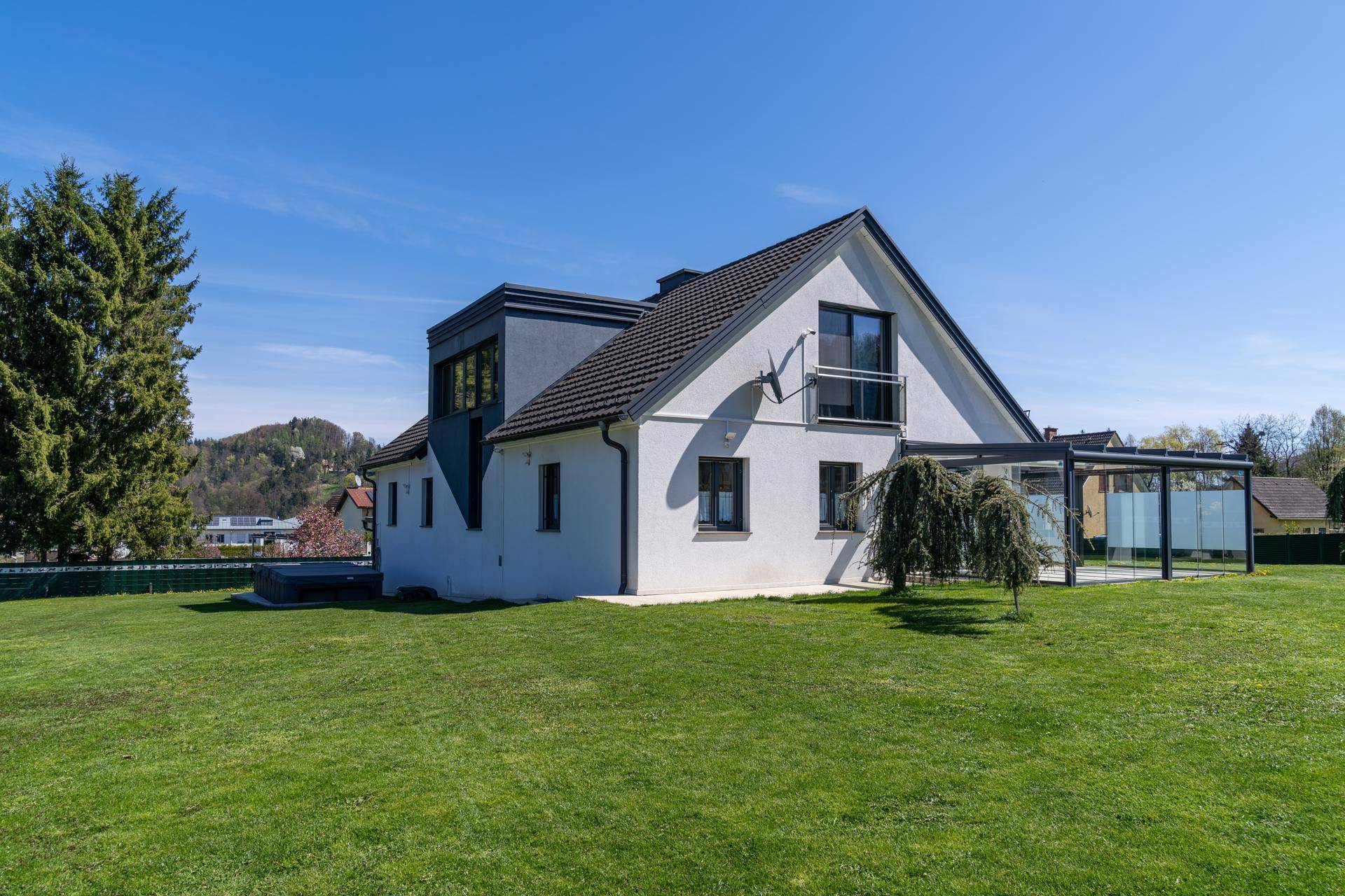 Ein Zuhause, das jeden Tag besonders macht: Modernes Familienhaus in Arnfels, eingebettet in die Hügellandschaft der Südsteiermark mit Blick auf das Schloss und viel Raum zum Leben - Widok 3