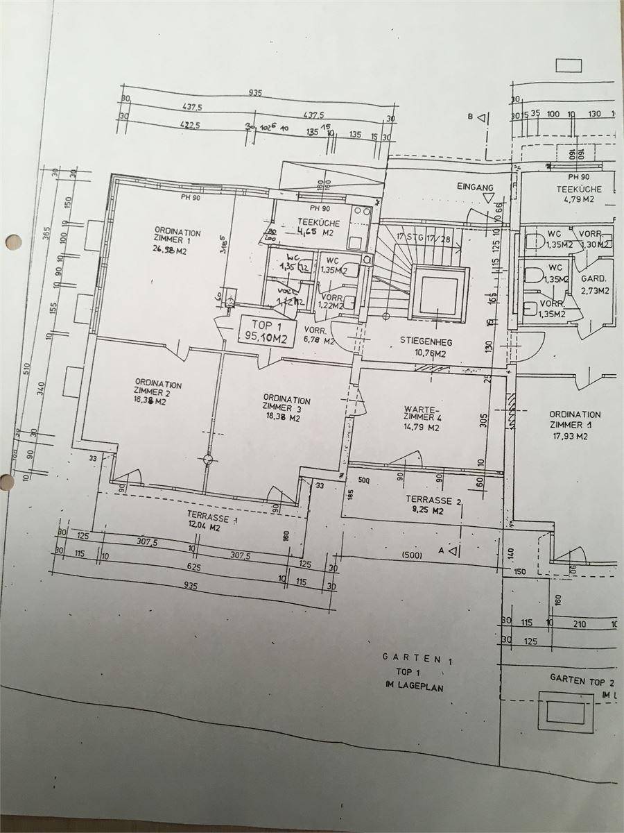 Detaillierter Grundrissplan mit verschiedenen Büroräumen, Teeküche, Wartebereich und Terrassen.