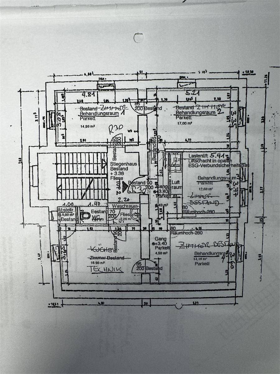 Detaillierter Grundrissplan mit Raumaufteilung, Beschriftungen und Maßangaben für eine Etage.