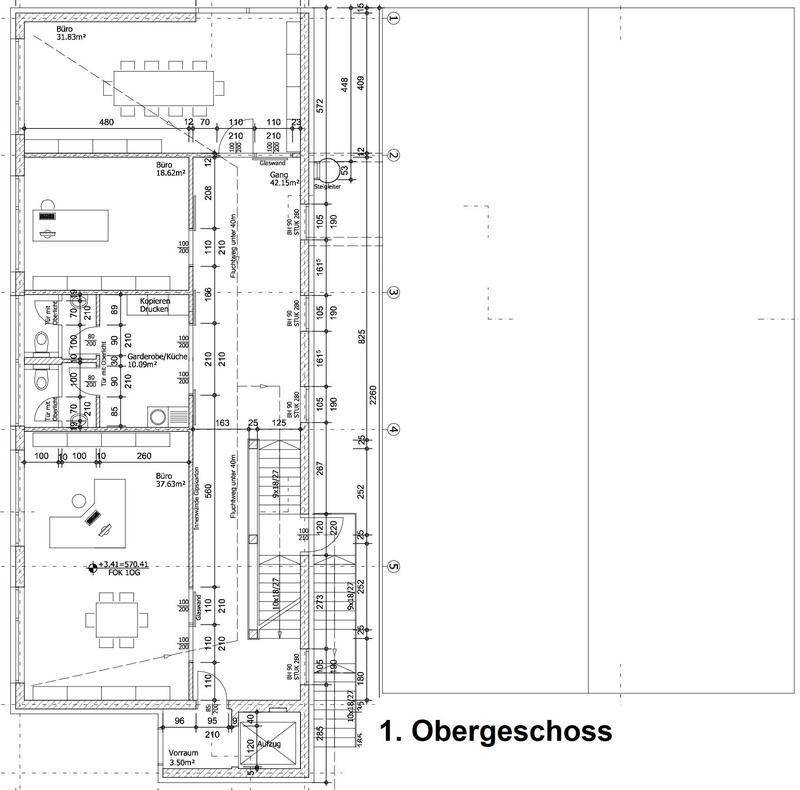 Grundriss des ersten Obergeschosses mit mehreren Büroräumen, Garderobe und Küche.