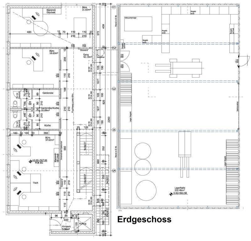 Grundriss des Erdgeschosses mit Büros, Garderobe, Küche und einer großen Lagerhalle.