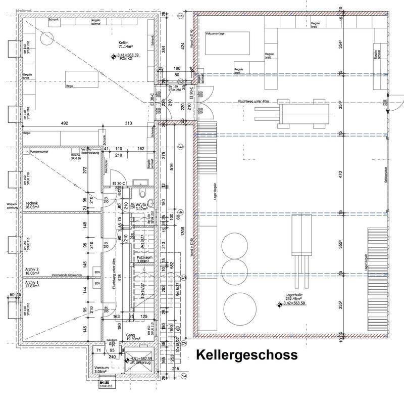 Grundriss des Kellergeschosses mit Technikräumen, Archiven und einem großen Lagerbereich.