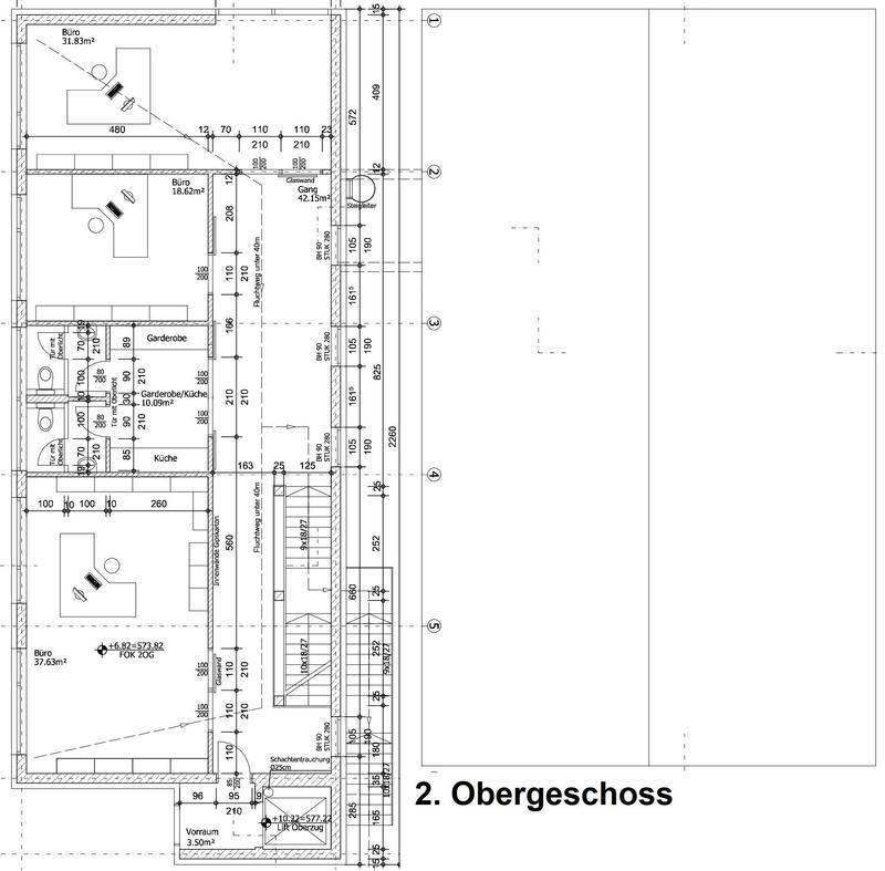 Grundriss des zweiten Obergeschosses mit Büros, Garderobe, Küche und einem Vorraum.