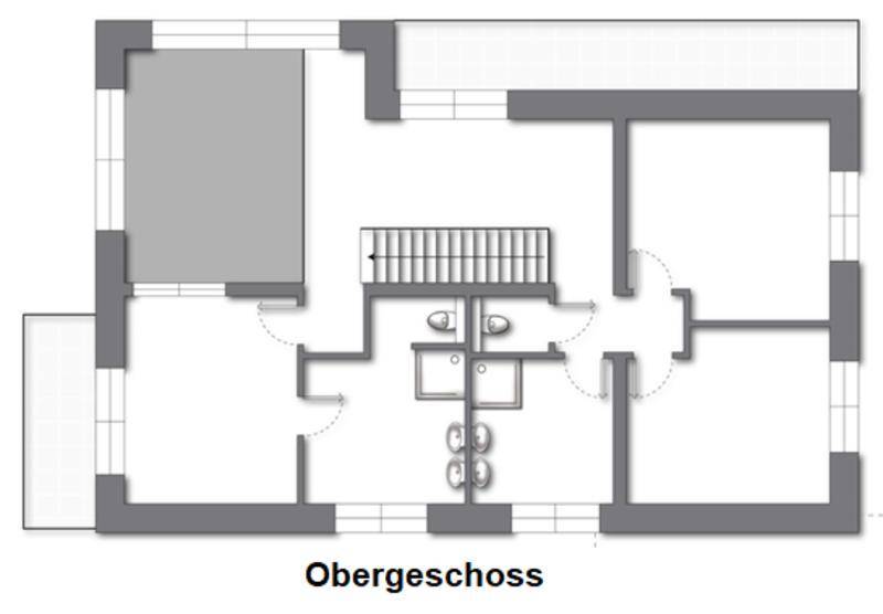 Grundriss des Obergeschosses mit Schlafzimmern, zwei Bädern und Treppenabgang.
