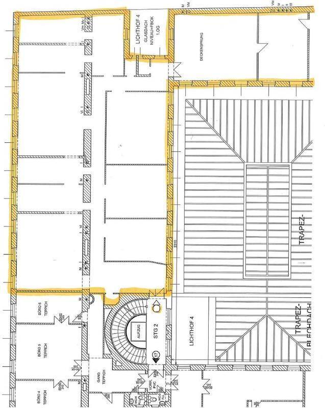 Grundrissplan mit mehreren Büroräumen, einem Treppenhaus, einem Aufzug und einem Lichthof.