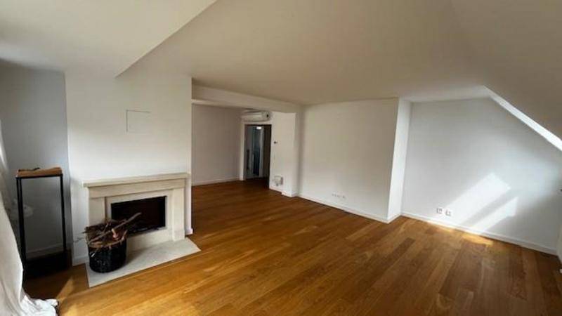 Helles Wohnzimmer mit elegantem Kamin, Holzboden und viel Platz für individuelle Gestaltung.