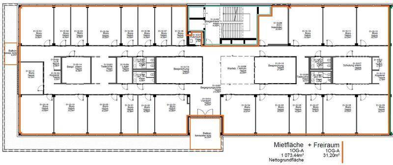 Detaillierter Grundriss einer Etage mit mehreren Büroeinheiten, Treppenhaus und einem Balkon.