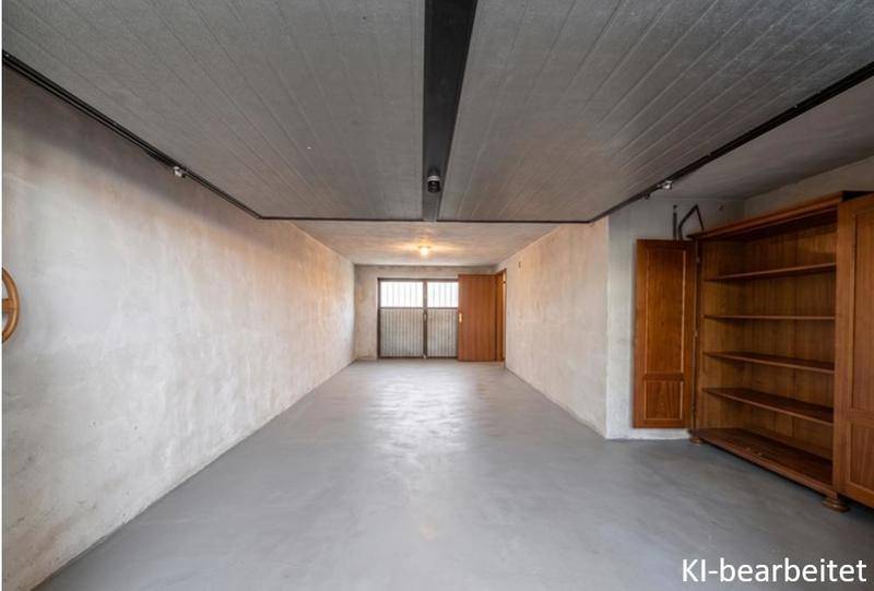 Geräumiger Kellerraum mit Betonwänden und -decke, ideal als Lagerfläche.