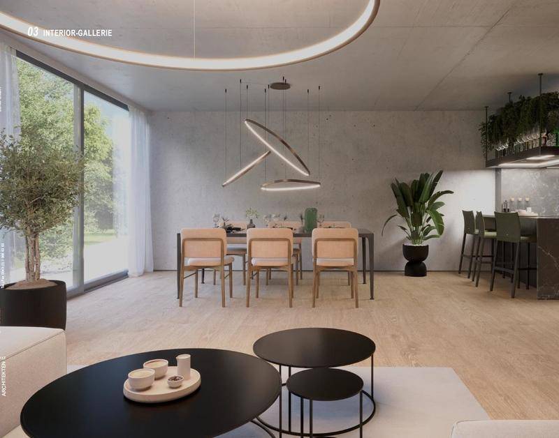 Heller Wohn- und Essbereich mit großen Fenstern, Betonwänden und minimalistischem Design, offen gestaltet.