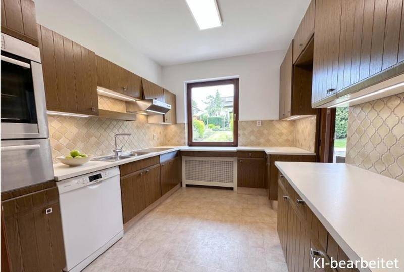 Funktionale Küche im traditionellen Stil mit Holzfronten, Fenster und Blick in den Garten.