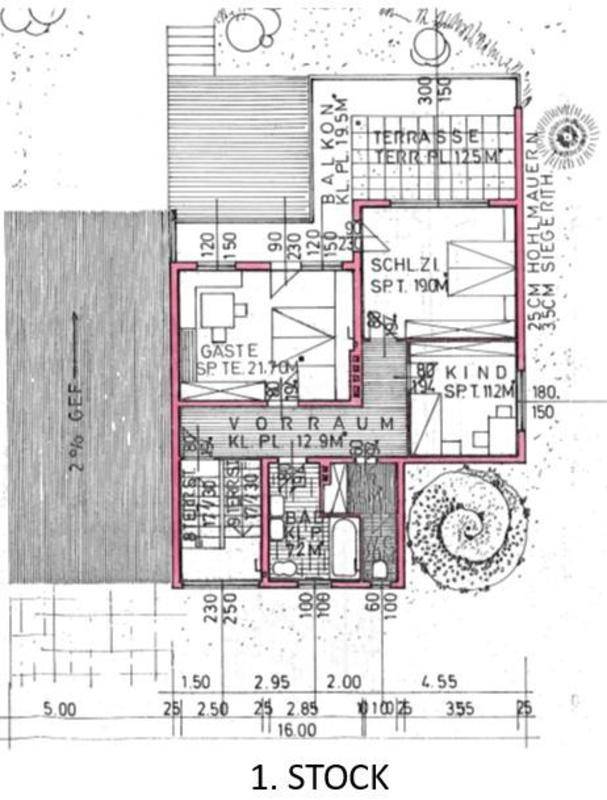 Grundriss des ersten Stocks mit Gästezimmer, Kinderzimmer, Bad und Balkon.