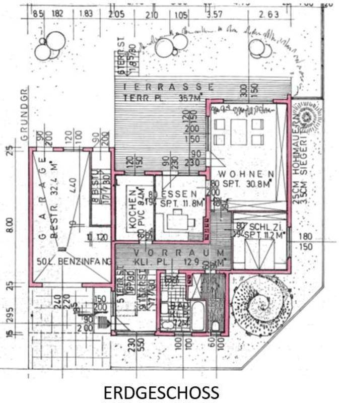Grundriss des Erdgeschosses mit Wohnbereich, Küche, Schlafzimmer und großer Terrasse.