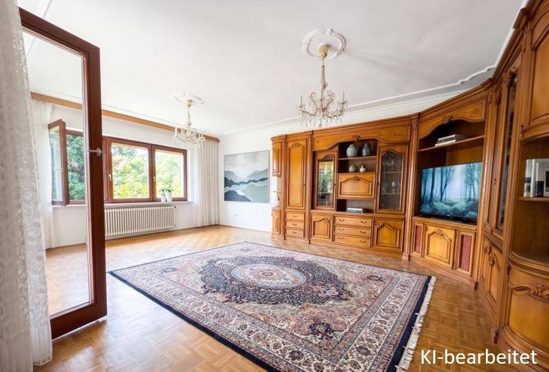 Geräumiges Wohnzimmer mit traditionellen Holzmöbeln, Parkettboden und Kronleuchtern.
