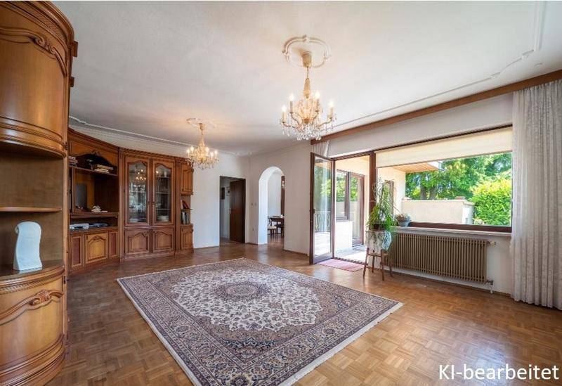 Helles Wohnzimmer mit Parkettboden, Kronleuchtern und Zugang zur Terrasse.