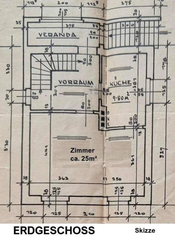 Grundriss des Erdgeschosses mit Veranda, Küche, Zimmer und Treppenaufgang.
