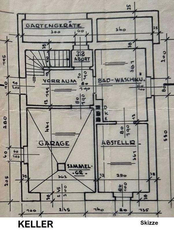 Grundriss des Kellers mit Garage, Abstellraum, Bad-Waschküche und Vorraum.
