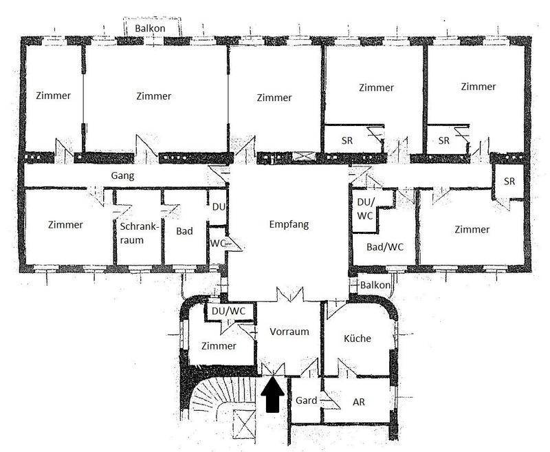 Detaillierter Grundriss einer großen Wohnung mit vielen Zimmern, Bädern und Balkonen.