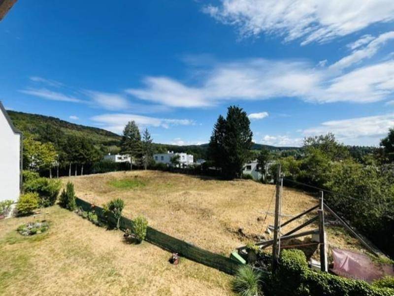 Großes Grundstück mit Rasenfläche und Blick auf die umliegende grüne Landschaft.