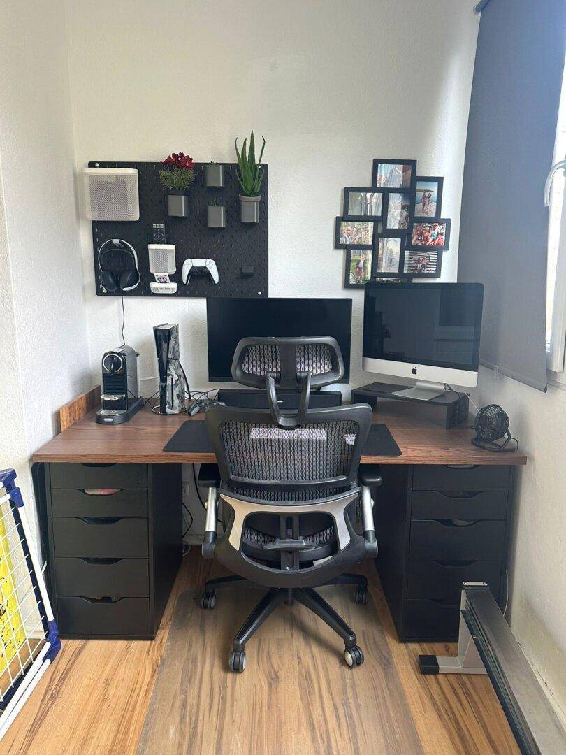 Helles Heimbüro mit modernem Schreibtisch, ergonomischem Stuhl und technischer Ausstattung.