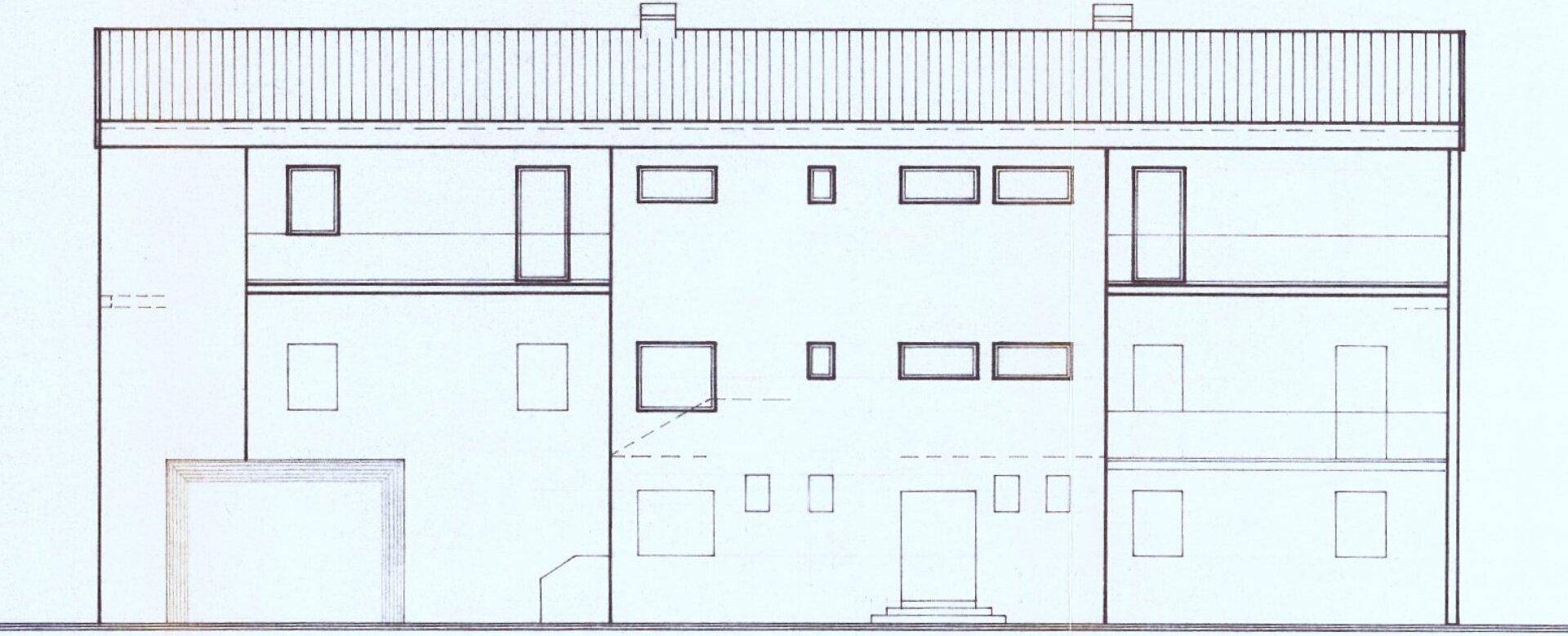Ansicht der Gebäudefassade von vorne mit Fenstern und Eingangsbereich, zeigt die äußere Gestaltung.