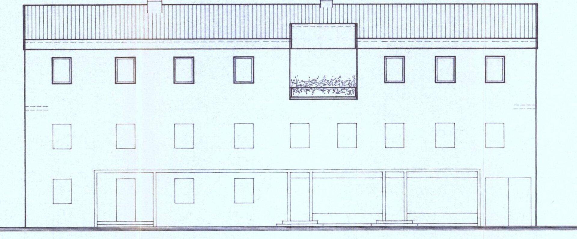 Ansicht der Gebäudefassade von hinten mit Fenstern und einem Balkon, zeigt die Rückseite des Gebäudes.