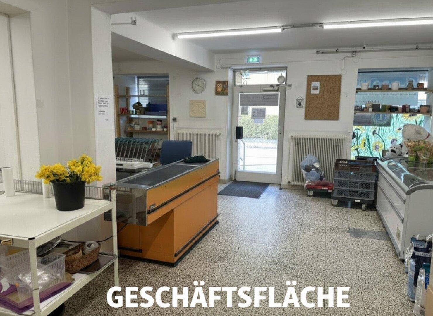 Geräumige Geschäftsfläche mit Kassenbereich und Auslagen, bereit für den Einzelhandel oder Dienstleistungen.