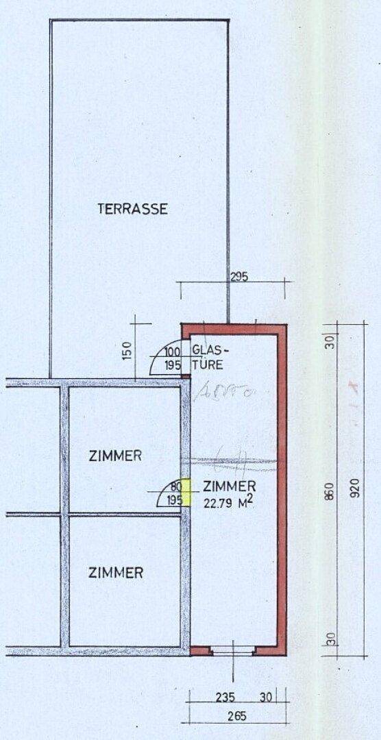 Grundriss mit Zimmern und einer großen Terrasse, zeigt die Raumaufteilung und Außenbereiche.