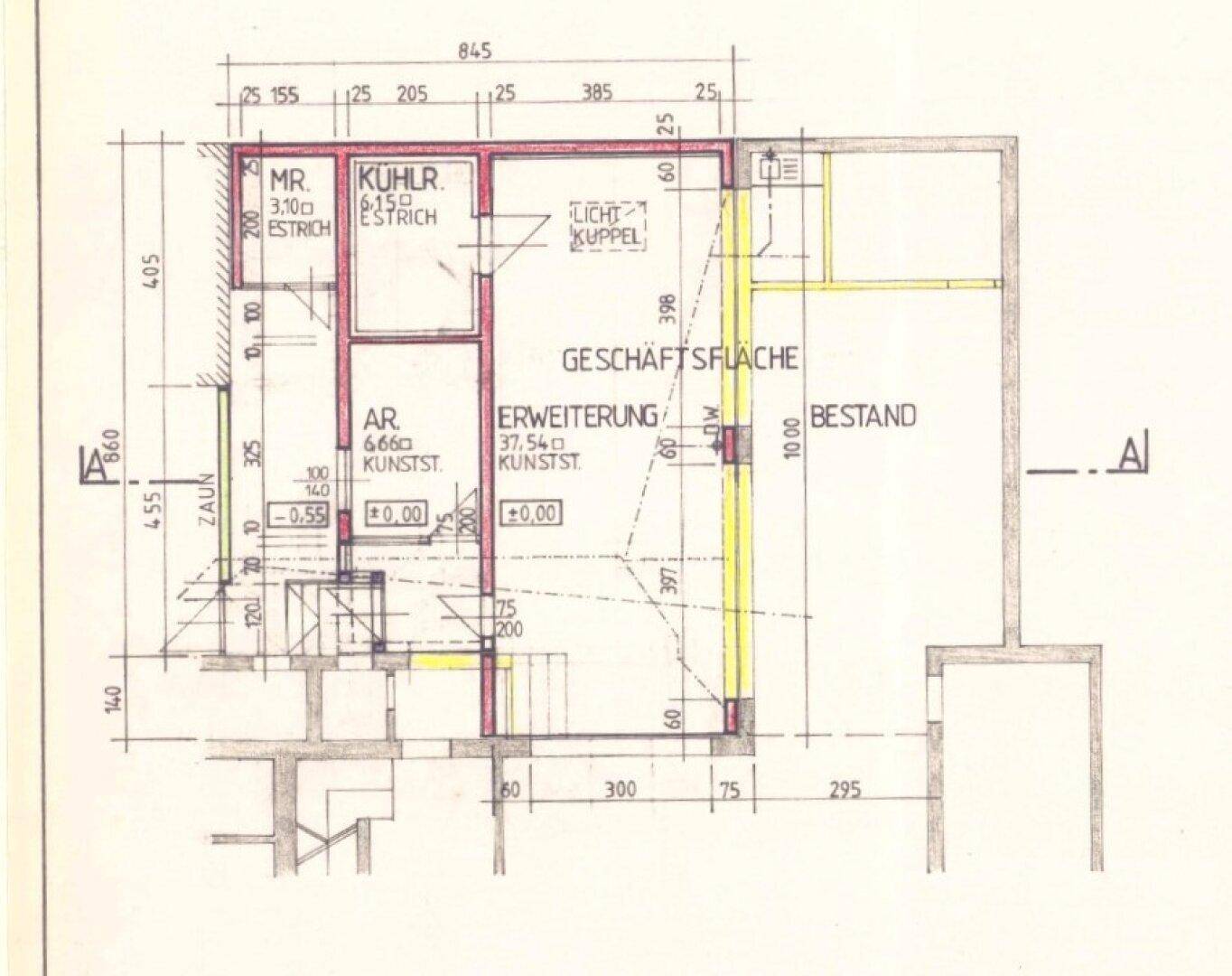 Grundriss einer Geschäftsfläche mit Erweiterung und Lagerbereichen, inklusive Maße.