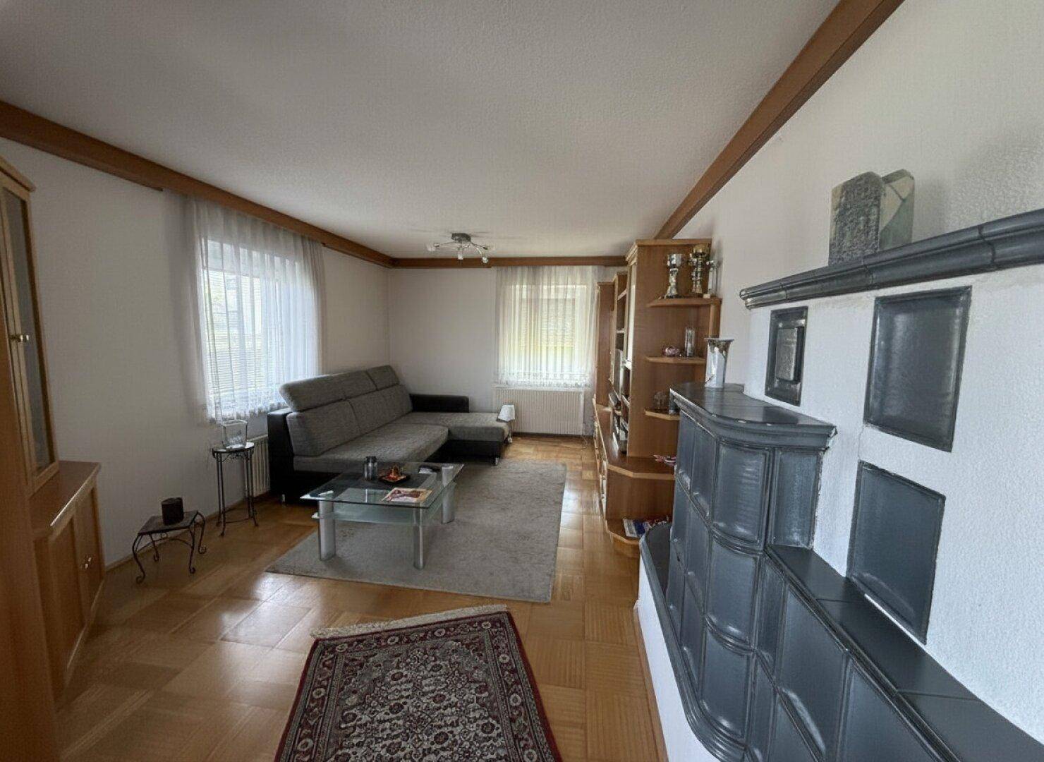 Großzügiges Zweifamilienhaus mit Garten, Balkon &amp; 2 Garagen in St. Marien – €330.000 - Ansicht 3