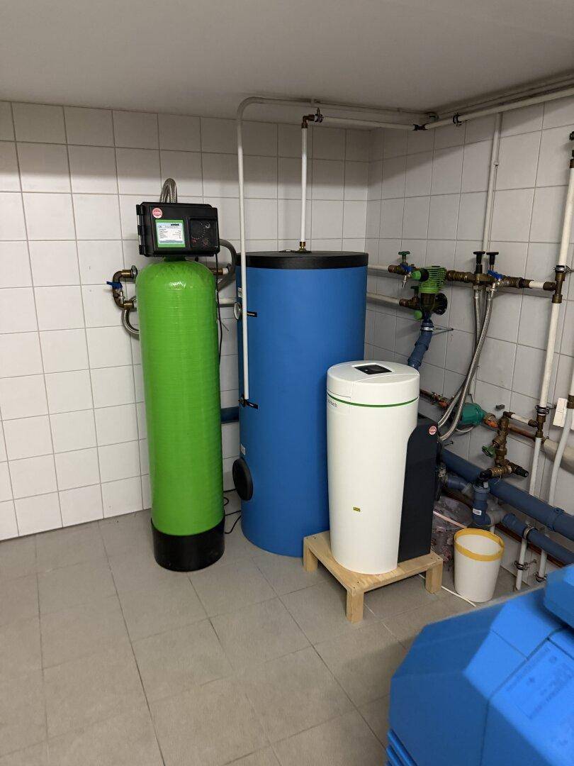 Technikraum im Keller mit Wasseraufbereitungsanlage und Warmwasserspeichern.
