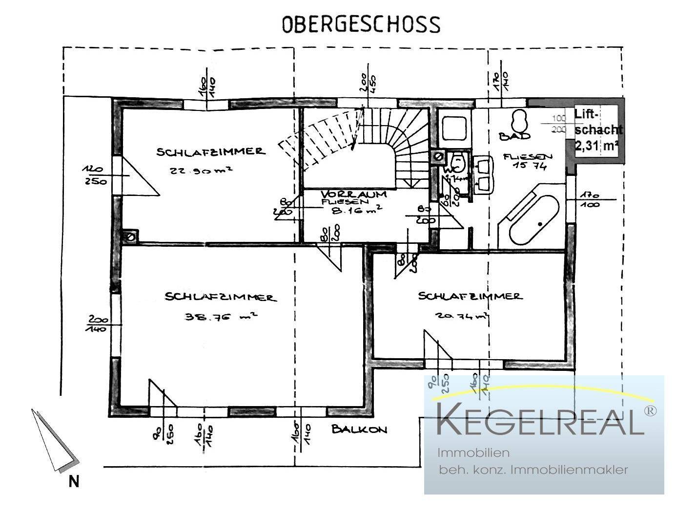 Grundriss des Obergeschosses mit drei Schlafzimmern, einem Badezimmer und Balkonzugang.