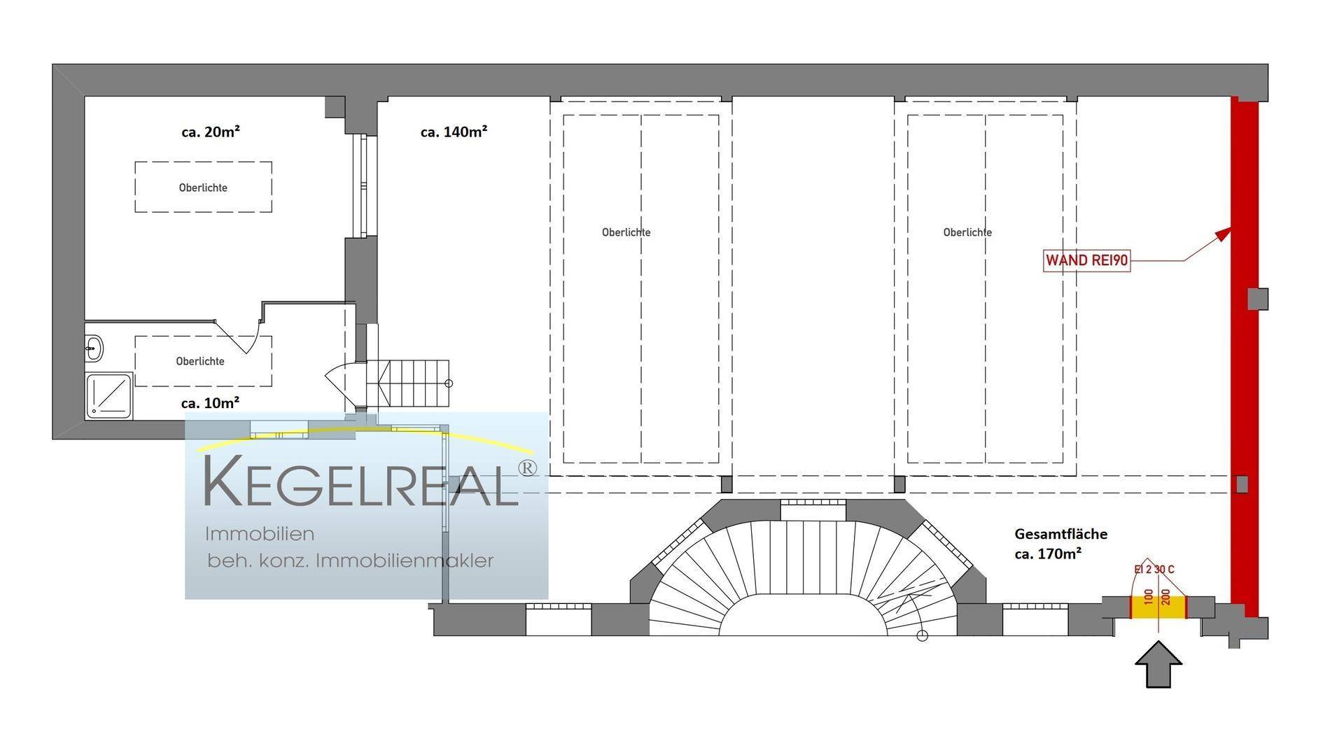 Grundriss des Erdgeschosses mit einem großen Lagerbereich und separaten Büroräumen, inklusive Treppenaufgang.