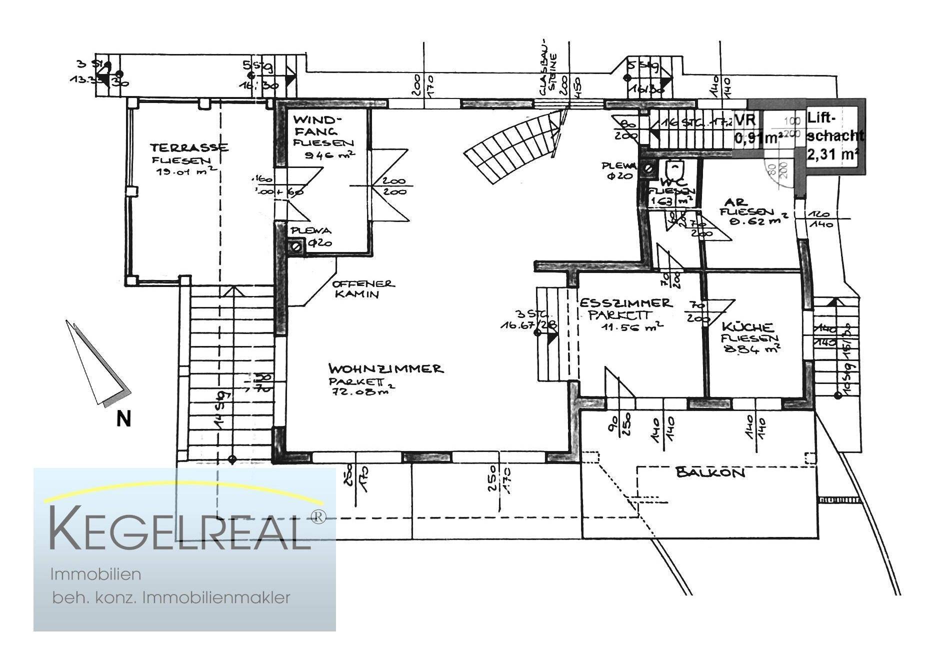 Grundriss des Erdgeschosses mit offenem Wohnzimmer, Essbereich, Küche und Zugang zu Terrasse und Balkon.