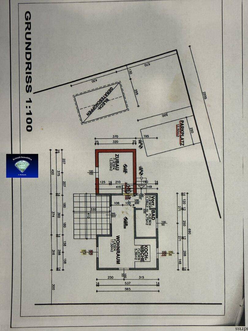 Grundriss zeigt die Aufteilung von Wohnraum, Kochnische, Bad, Anbau, Parkplatz und Geräteschuppen.