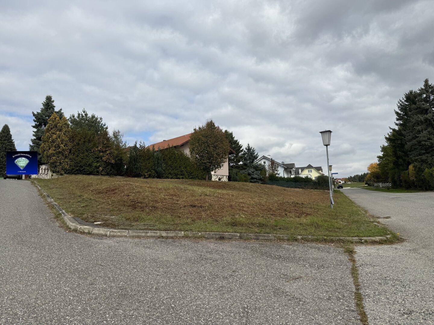 Freies Baugrundstück in ländlicher Umgebung, ideal für den Bau eines Einfamilienhauses.
