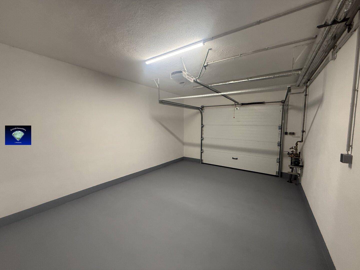 Einzelgarage mit Sektionaltor und viel Platz, ideal für ein Fahrzeug oder Lagerung.