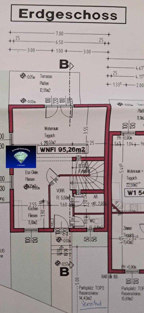 Grundriss des Erdgeschosses mit Wohnraum, Essbereich, Gäste-WC und einer Terrasse.