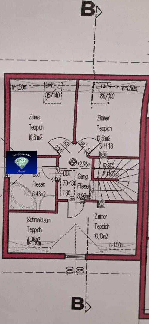 Grundriss des Obergeschosses mit drei Zimmern, Bad mit Badewanne und Schrankraum unter Dachschrägen.