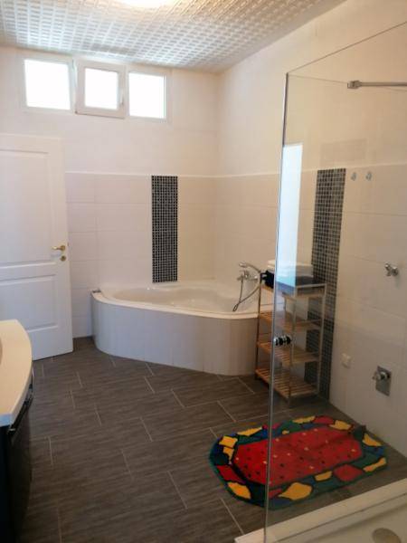 Modernes Badezimmer mit Eckbadewanne, Duschkabine und Waschbecken.