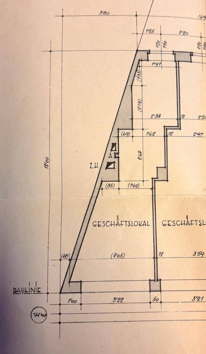 Detaillierter Grundrissplan eines Geschäftsraums mit unregelmäßiger Form und Maßangaben.