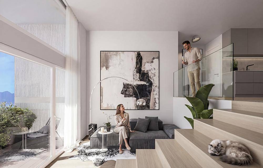 Lichtdurchflutetes Wohnzimmer mit hohen Decken, moderner Einrichtung und Zugang zu einem Balkon.