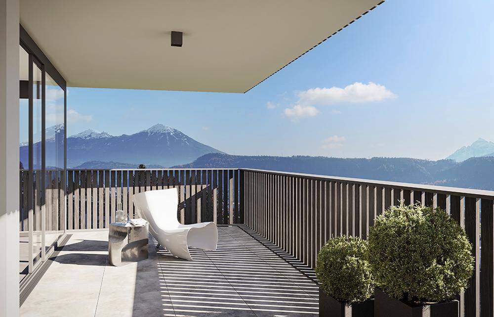 Geräumiger Balkon mit moderner Bestuhlung und atemberaubendem Bergblick.