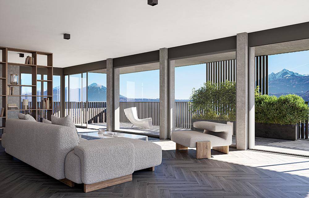Helles Wohnzimmer mit Parkettboden, großen Fenstern und Zugang zu einem Balkon mit Bergblick.
