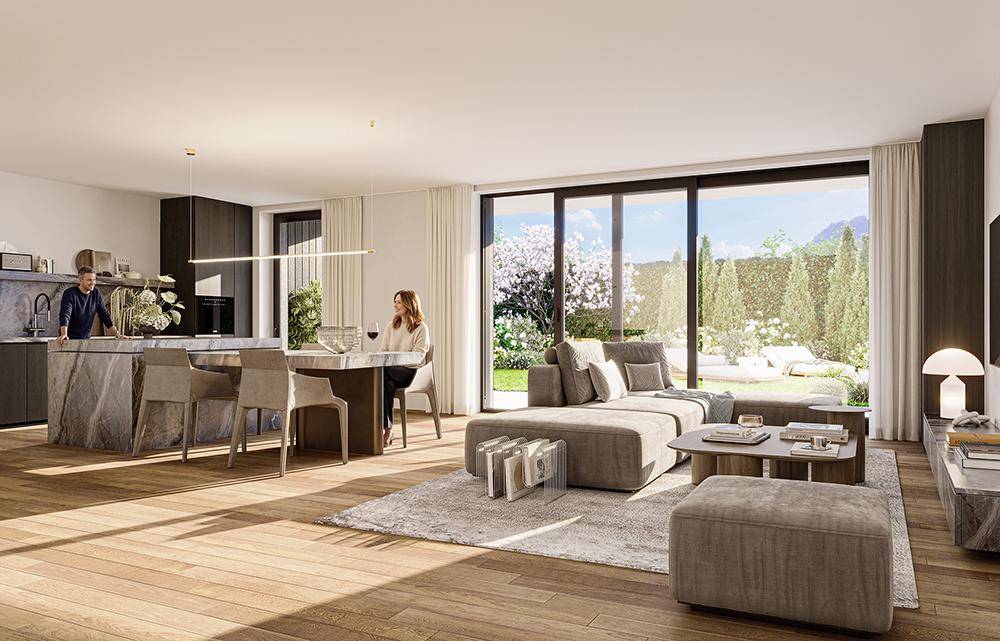 Heller offener Wohn- und Essbereich mit moderner Küche, Holzboden und Zugang zum Garten.