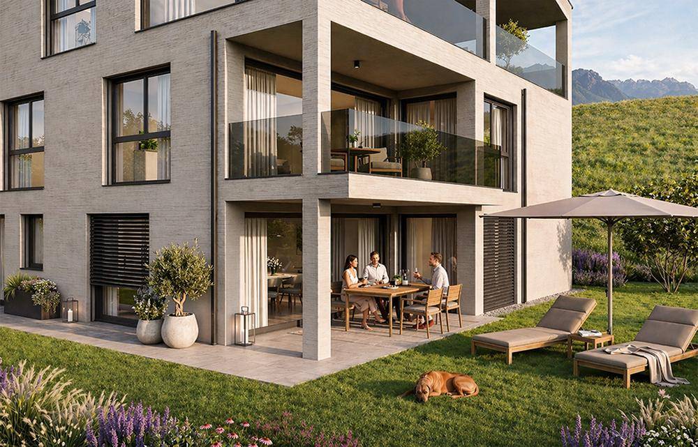 Erdgeschoss-Terrasse mit Esstisch und Liegestühlen im Garten, ideal für gesellige Stunden im Freien.