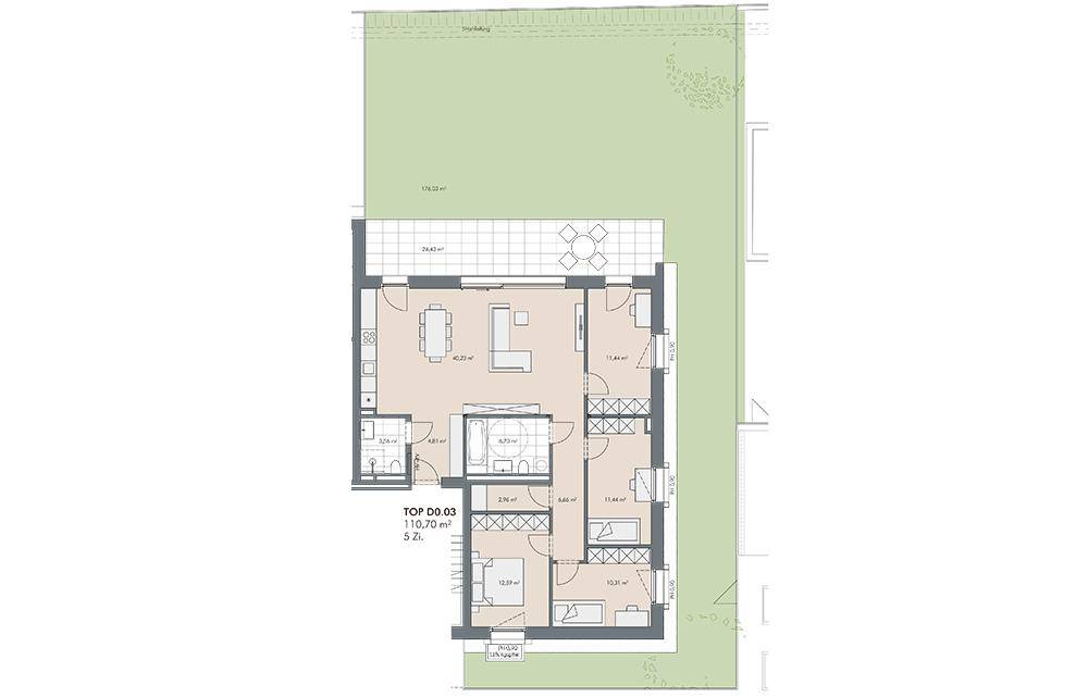 Grundriss einer Wohnung mit offenem Wohnbereich, drei Schlafzimmern, zwei Bädern, separatem WC, Terrasse und Garten.